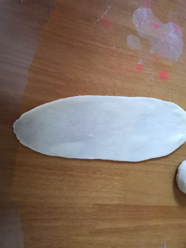 香喷喷的软糯可口,一咬就掉渣儿的老婆饼,擀成椭圆型