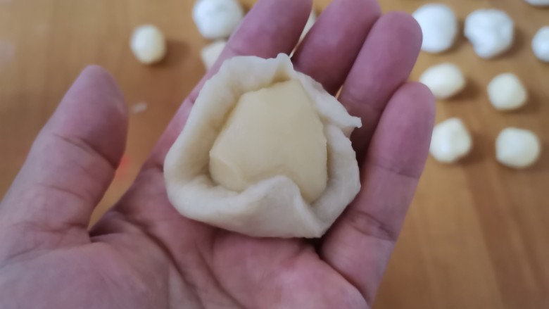 香喷喷的软糯可口,一咬就掉渣儿的老婆饼,包起来,第一次醒发15分钟