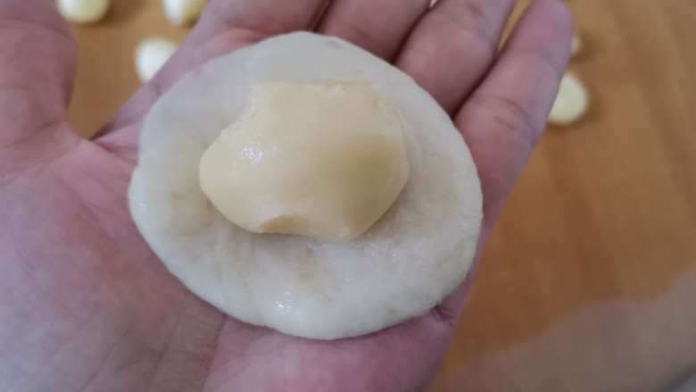香喷喷的软糯可口,一咬就掉渣儿的老婆饼,把油酥包进水油皮里面