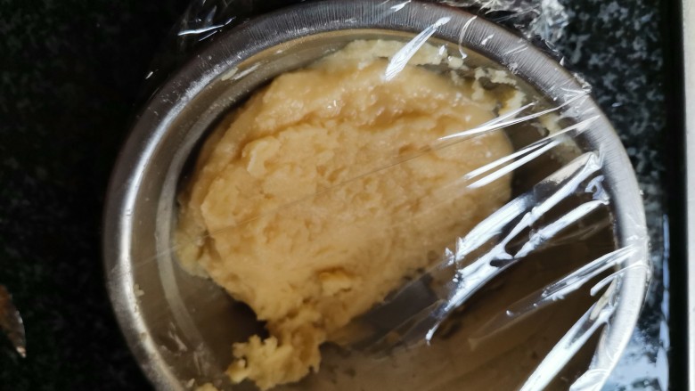 香喷喷的软糯可口,一咬就掉渣儿的老婆饼,搅拌均匀,盖上保鲜膜醒发半小时