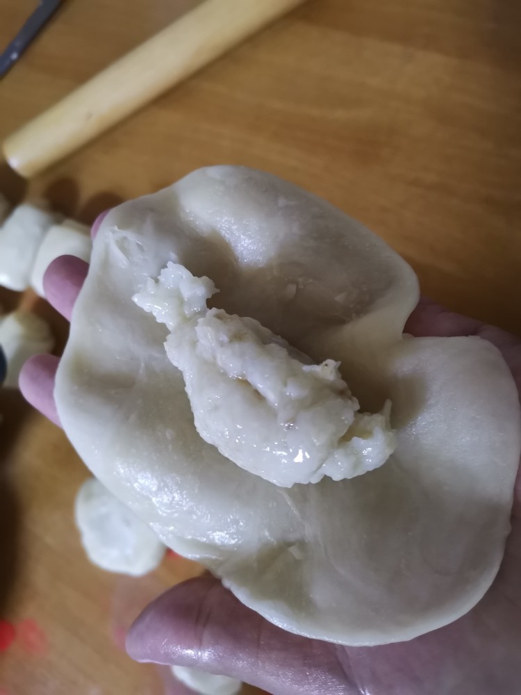 香喷喷的软糯可口,一咬就掉渣儿的老婆饼,包上馅料