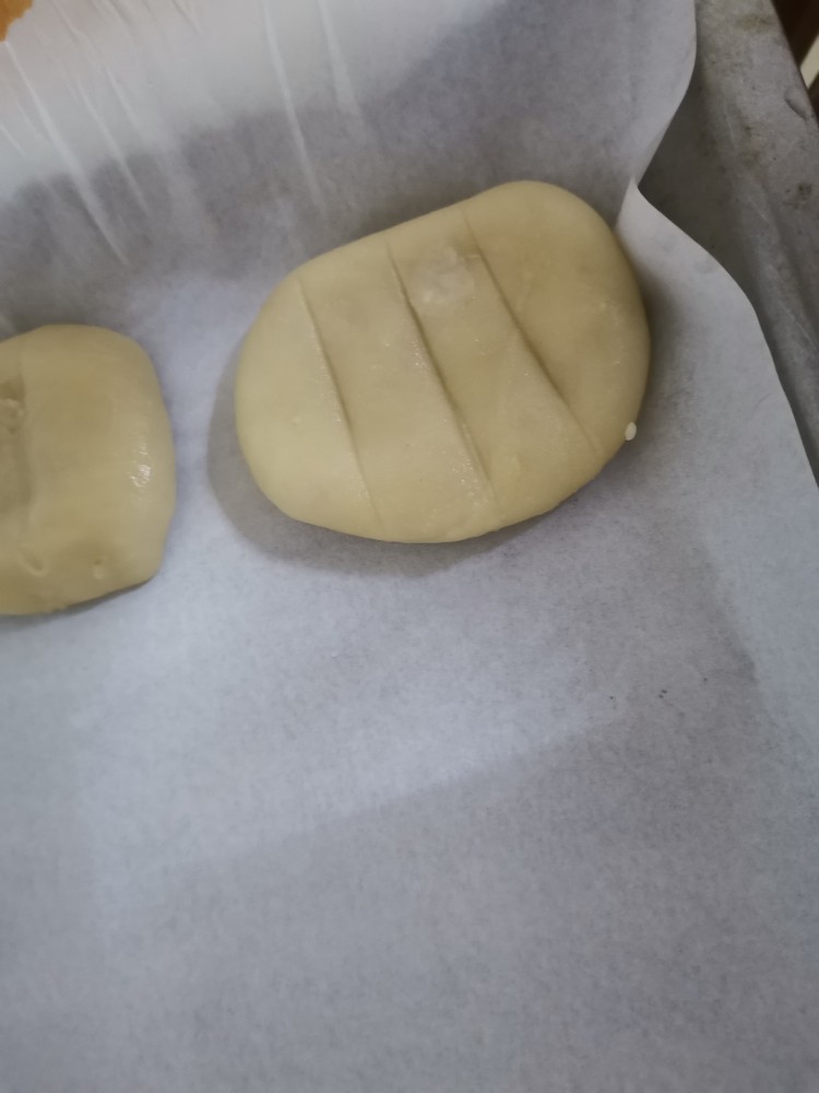香喷喷的软糯可口,一咬就掉渣儿的老婆饼,烤盘铺上厨房纸,做好一个饼后,用小刀割三刀