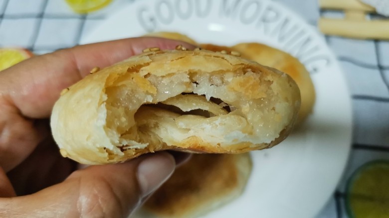 香喷喷的软糯可口,一咬就掉渣儿的老婆饼,成品图