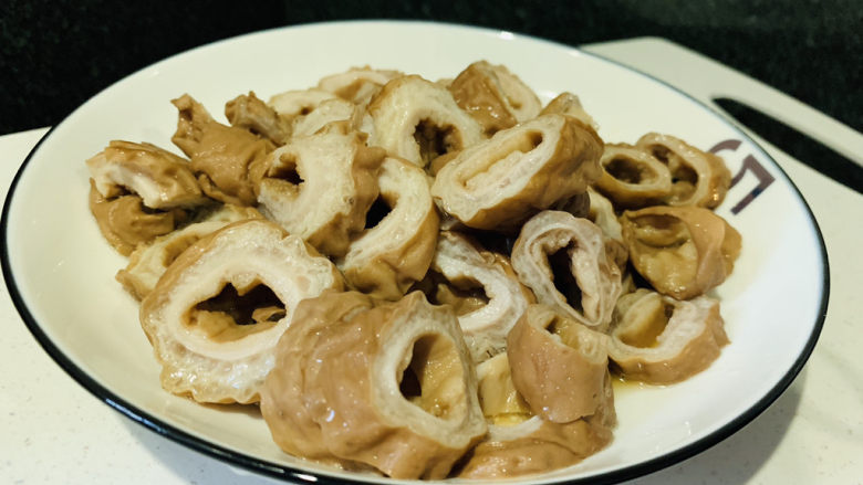 干煸肥肠,取出,切圈