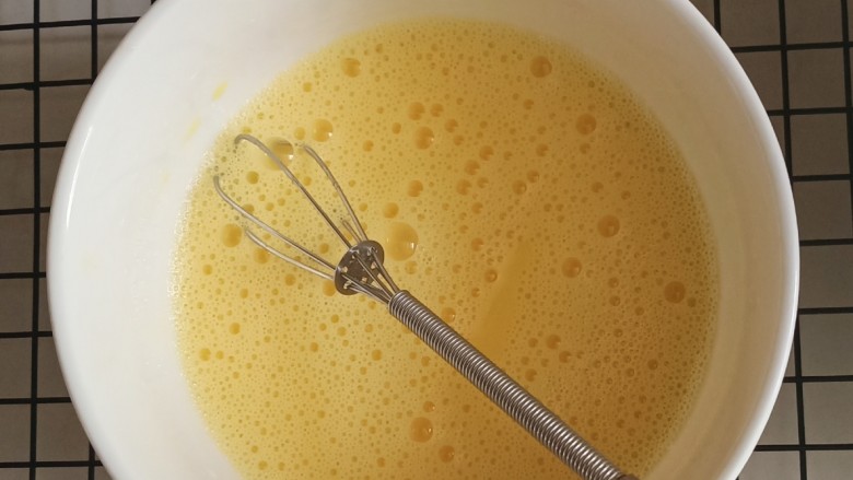 平底锅舒芙蕾,用蛋抽搅匀,使其充分乳化