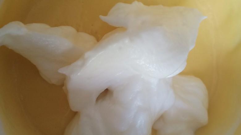 平底锅舒芙蕾,把三分之一的蛋白倒入蛋黄糊中,翻拌匀