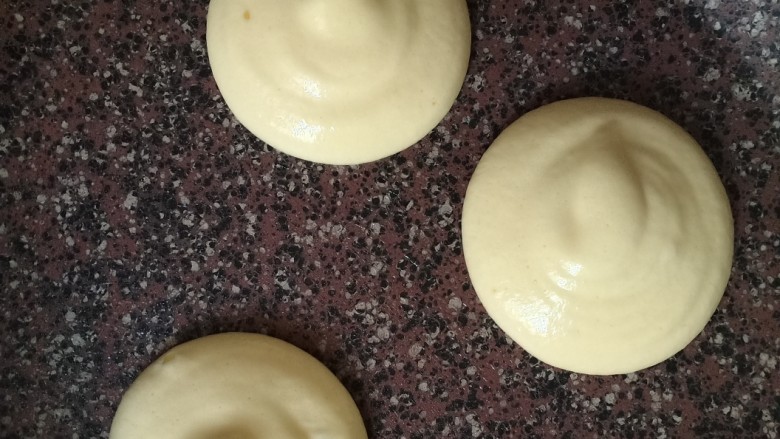 平底锅舒芙蕾,取一个平底不粘锅,倒入一丢丢油,然后用厨房用纸轻轻擦拭。把面糊挤入锅中