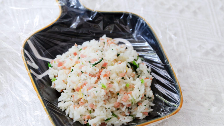 培根青菜烤饭团,最后再盖上一层米饭