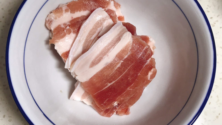 超下饭的耗油手撕包菜,<a style='color:red;display:inline-block;' href='/shicai/ 428'>五花肉</a>不用去皮切薄片(冷冻后更好切)
