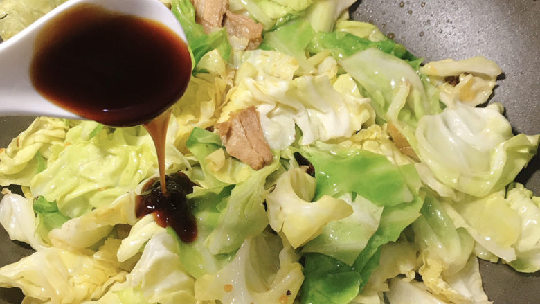 超下饭的耗油手撕包菜,下包菜,炒至微软,倒两勺耗油,翻炒均匀即可。