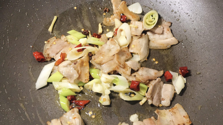超下饭的耗油手撕包菜,下干辣椒花椒,煸炒出香味