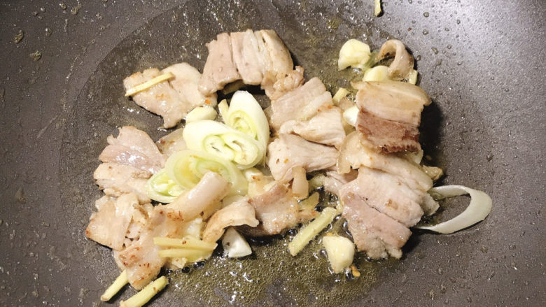 超下饭的耗油手撕包菜,下葱姜蒜,继续煸炒