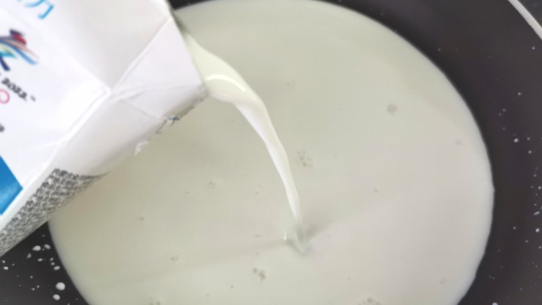炸奶冻,平底锅倒入<a style='color:red;display:inline-block;' href='/shicai/ 219'>牛奶</a>