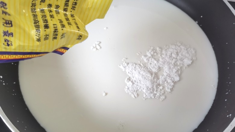 炸奶冻,倒入80克淀粉
