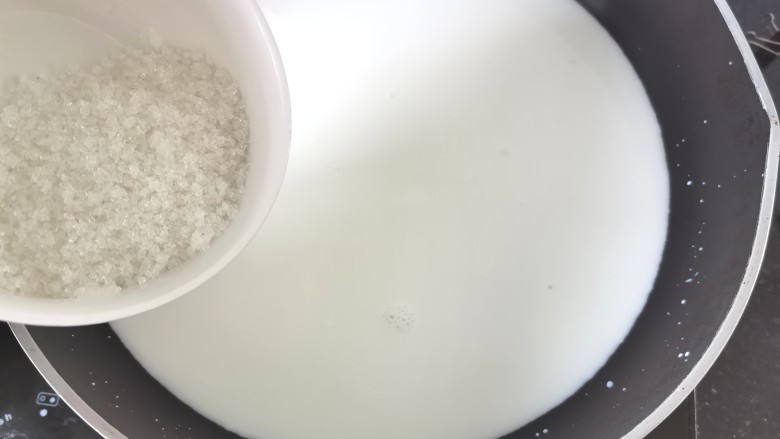 炸奶冻,倒入50克<a style='color:red;display:inline-block;' href='/shicai/ 3729'>白糖</a>