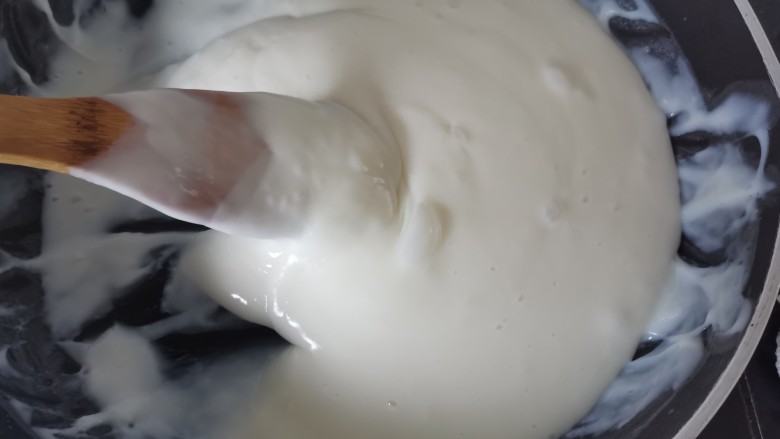炸奶冻,大火烧开转中火，不停的搅拌（搅拌成如图就可以了）