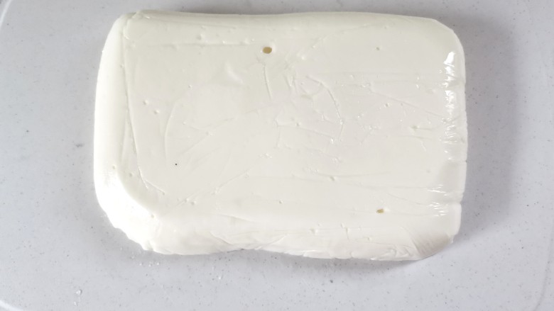 炸奶冻,冻好的牛奶脱膜