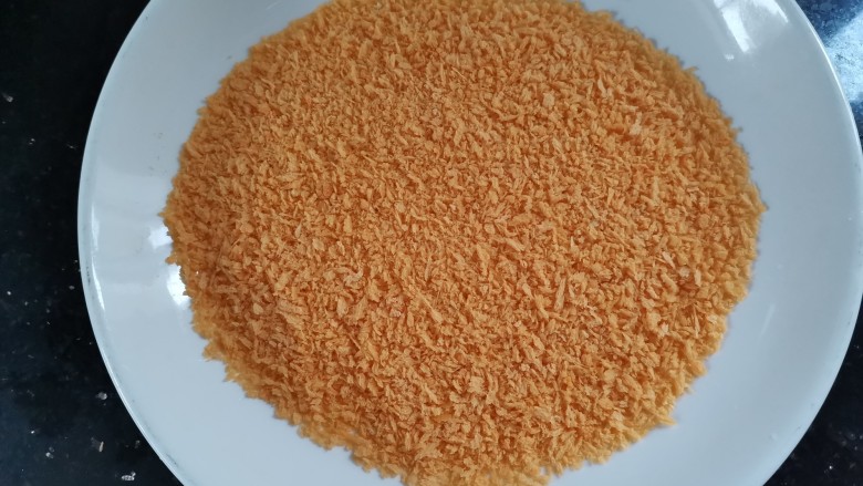 炸奶冻,取一个干净的碗倒入<a style='color:red;display:inline-block;' href='/shicai/ 588'>面包糠</a>