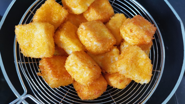 炸奶冻,炸好捞出沥油