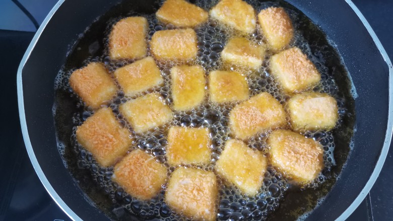 炸奶冻,锅里倒入适量的油，油温六成热放入奶冻炸，一面金黄翻另一面炸，全程用中火炸（不能炸太久，不然里面会化掉）