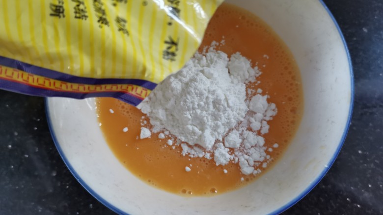 炸奶冻,倒入淀粉搅拌成薄薄的糊状