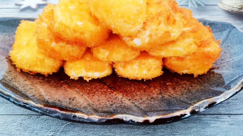 炸奶冻,外酥里嫩，很美味哦