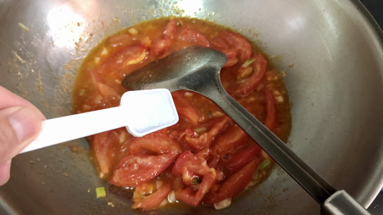素炒白玉菇➕番茄小白菜烩白玉菇,少许食盐,