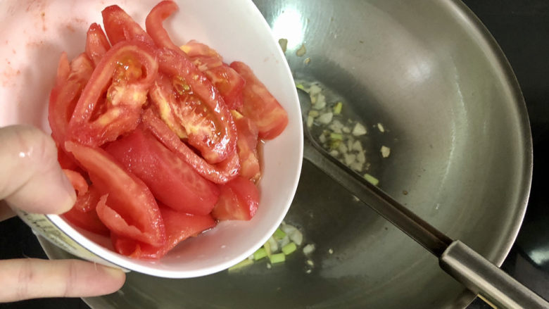 素炒白玉菇➕番茄小白菜烩白玉菇,下番茄块,