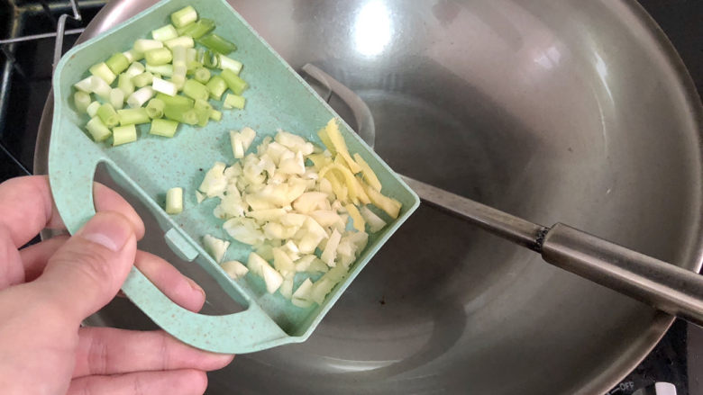 素炒白玉菇➕番茄小白菜烩白玉菇,热锅冷油,下葱白姜丝蒜蓉,小火煸香