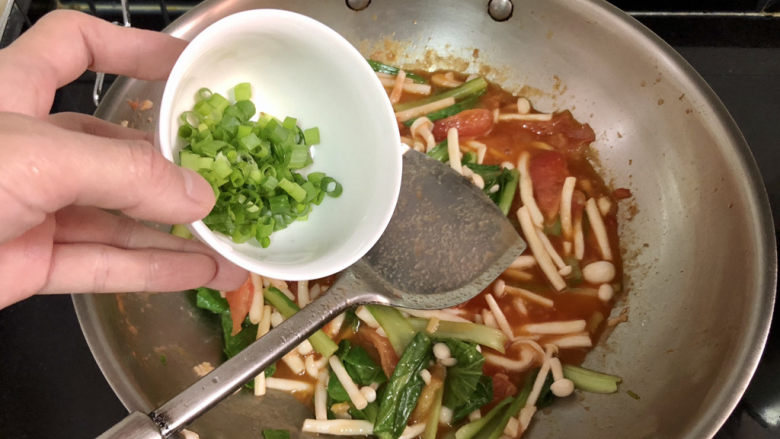 素炒白玉菇➕番茄小白菜烩白玉菇,最后撒上葱末,出锅。