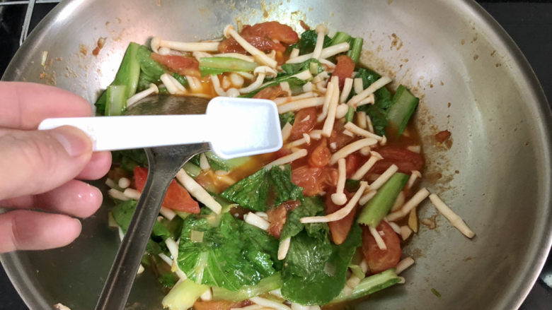 素炒白玉菇➕番茄小白菜烩白玉菇,尝下咸淡,根据个人口味添加少许盐翻炒定味