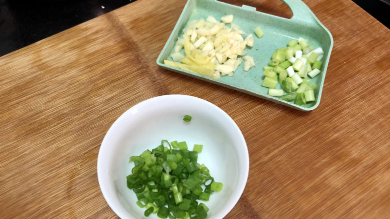 素炒白玉菇➕番茄小白菜烩白玉菇,开始改刀:小葱葱白葱绿分别切末,姜切姜丝,蒜切蒜蓉