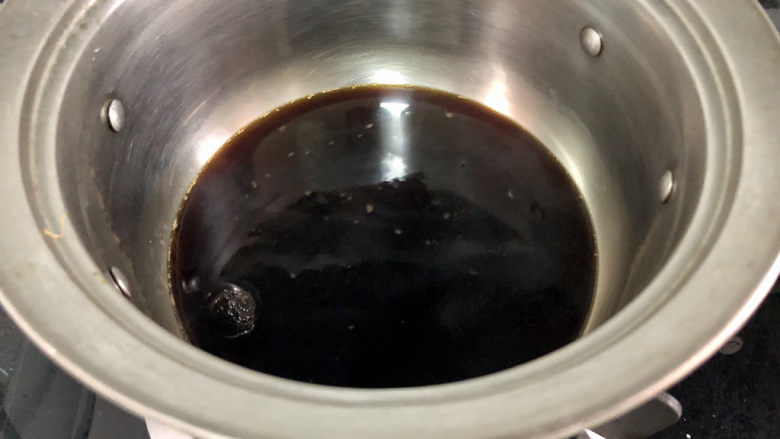 红糖糍粑➕甜蜜在心口难开,锅中加入约100毫升水,煮开后加入红糖
