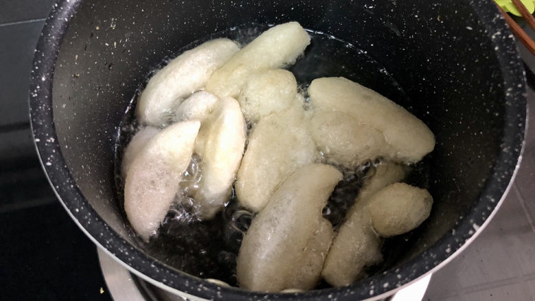 红糖糍粑➕甜蜜在心口难开,炸到糍粑表面微黄鼓起,用筷子轻松戳入,即可。如果觉得炸的太油腻,也可以改用少许油小火慢煎。