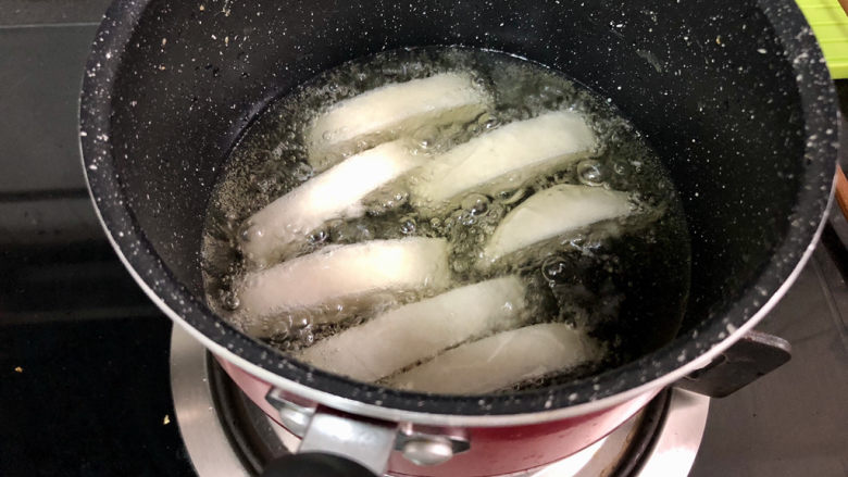 红糖糍粑➕甜蜜在心口难开,锅中加适量食用油,六成油温,放入糍粑块,中小火煎炸