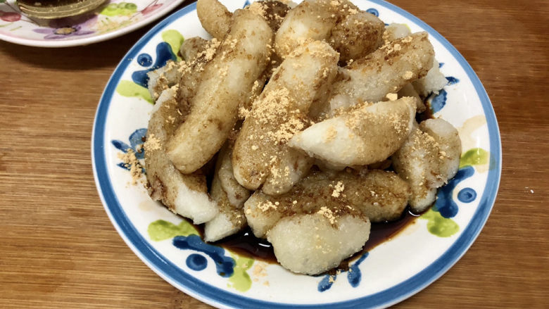 红糖糍粑➕甜蜜在心口难开,最后撒上点熟黄豆粉,滋味更丰富