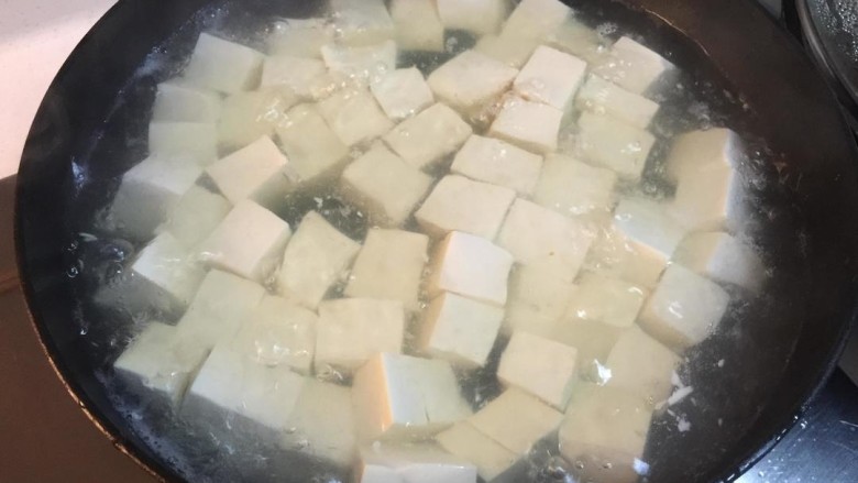 黑鱼豆腐汤,用开水焯一下,去掉涩味