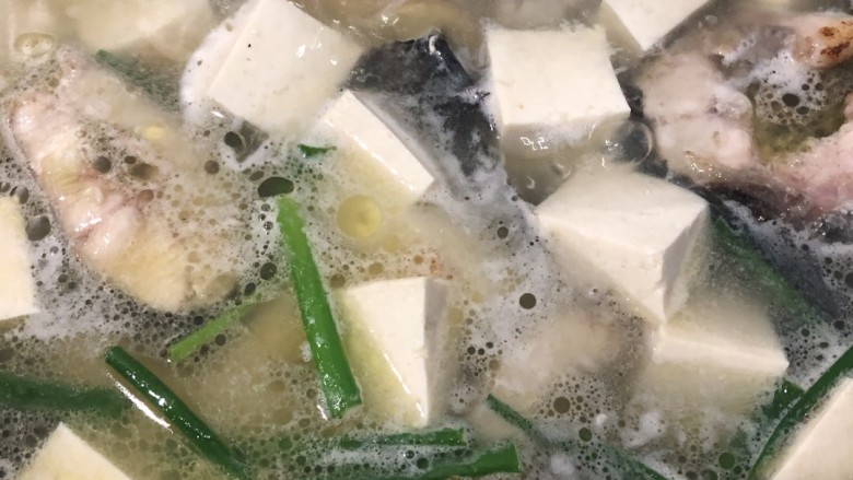 黑鱼豆腐汤,定型后加入适量白开水,水要没过黑鱼,放入葱蒜,盐,豆腐也放进去,小火炖二十分钟