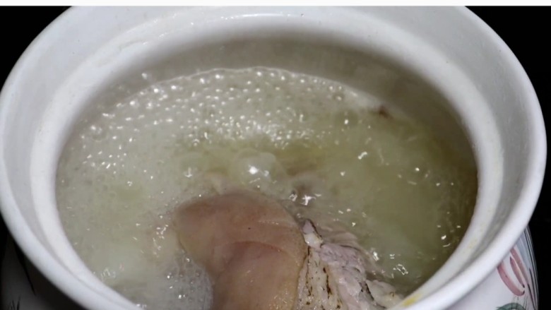 四川名菜东坡肘子,加入葱姜料酒在砂锅中煮至两个半小时,直至🍖扒软即可。
