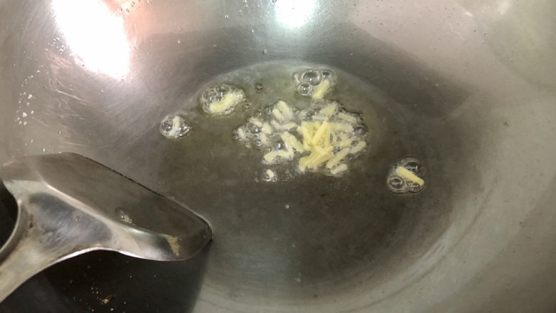 白玉菇炒鸡蛋➕春至花如锦,热锅冷油,小火煸香姜丝