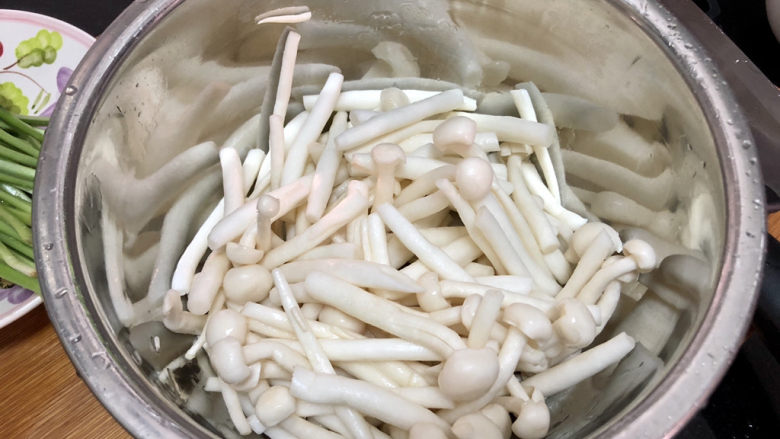 白玉菇炒鸡蛋➕春至花如锦,白玉菇对半切开,清洗备用
