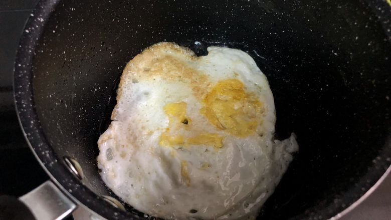 白玉菇炒鸡蛋➕春至花如锦,翻面,小火煎到两面微黄
