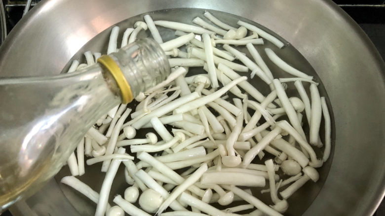 白玉菇炒鸡蛋➕春至花如锦,加一茶匙料酒,煮一分钟