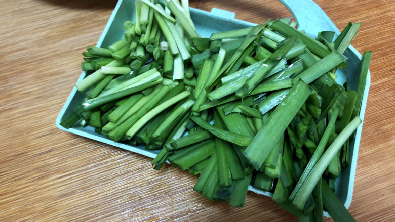 白玉菇炒鸡蛋➕春至花如锦,韭菜切段,韭菜梗韭菜叶分开