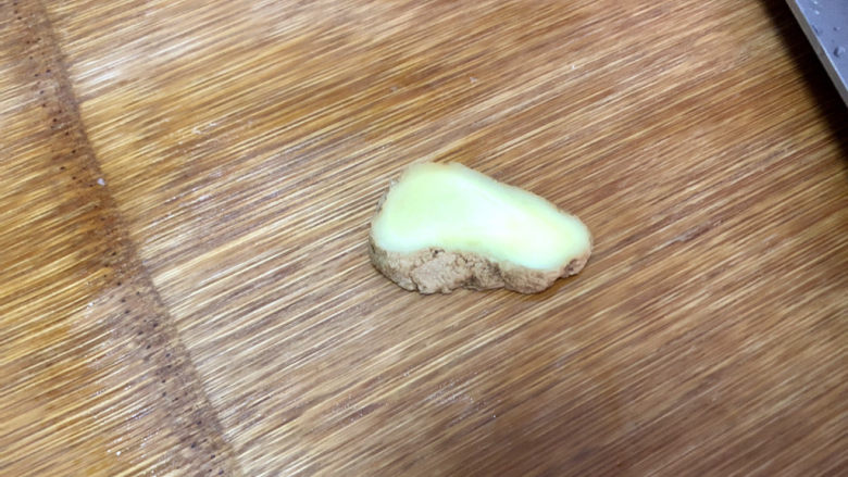 白玉菇炒鸡蛋➕春至花如锦,姜清洗,去皮,切丝