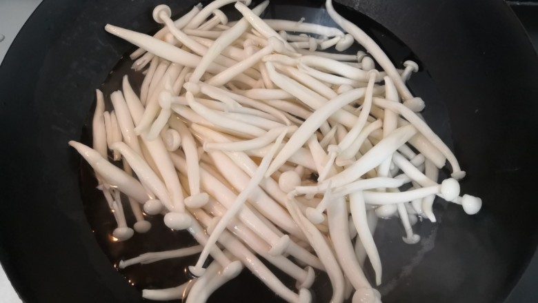 素炒白玉菇,水开后,倒入白玉菇