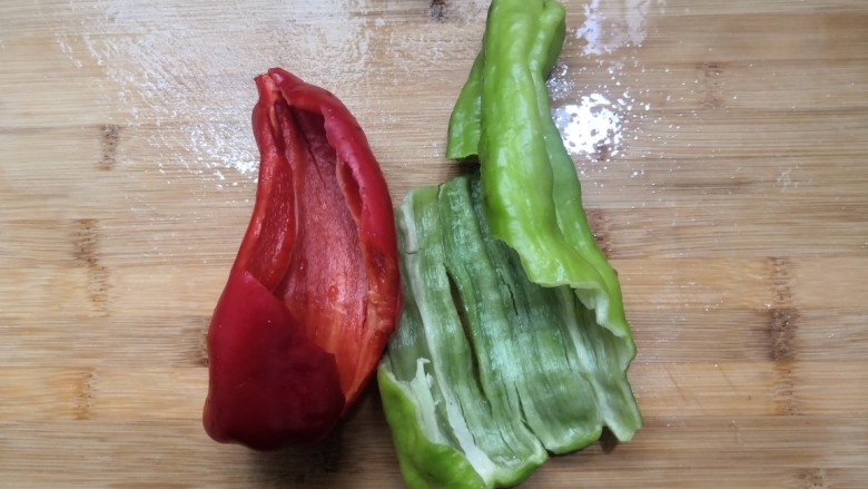 素炒白玉菇,青红椒,剖开,挖出籽,清洗干净