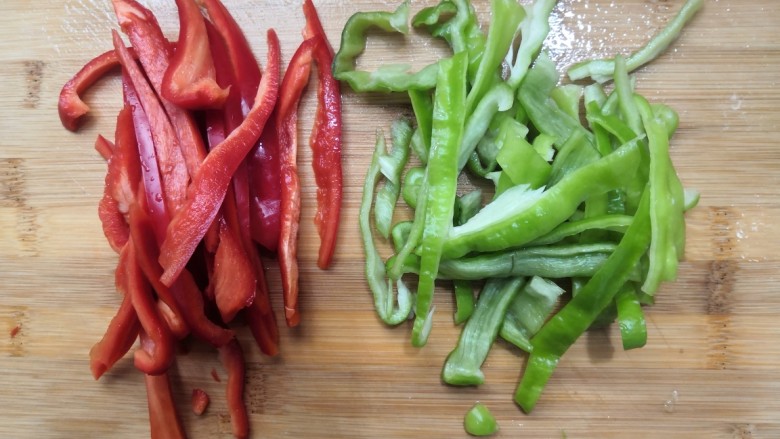 素炒白玉菇,把青红椒,切成丝,备用