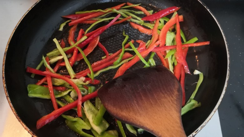 素炒白玉菇,把青红椒,翻炒至断生