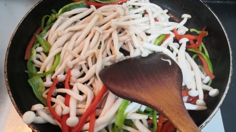 素炒白玉菇,把白玉菇和青红椒,翻炒均匀